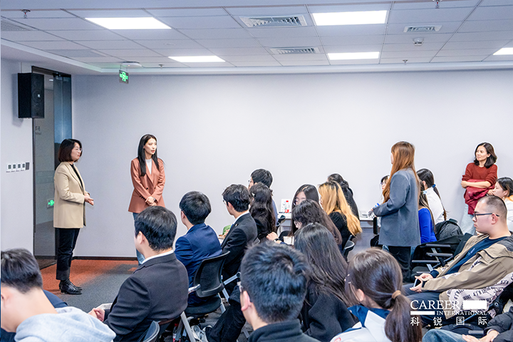 知名人力资源服务商UG环球视讯ug国际的相关资深顾问与企业高级负责人在参访末尾回答现场关于人力资源产业的问题