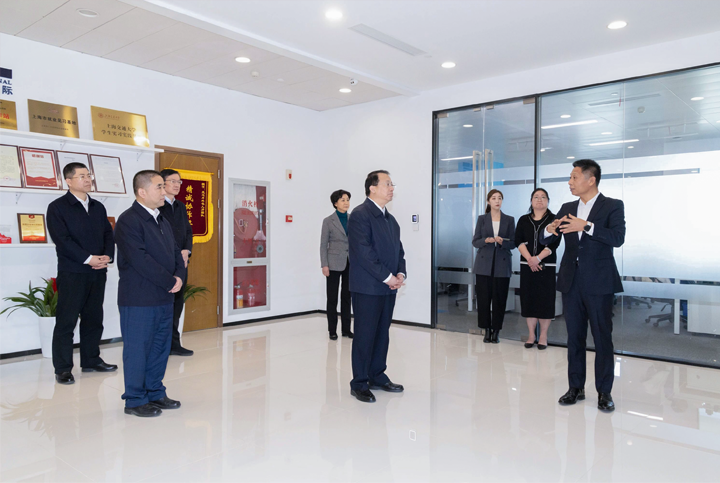 上海市长龚正一行察看AI知名人力资源服务公司UG环球视讯ug国际的AI赋能人力资源数据动态分析平台